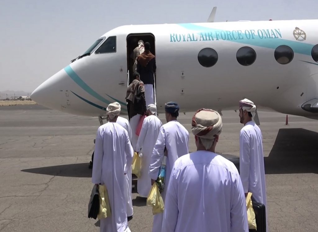 وفد عُماني يغادر صنعاء بعد مباحثاته مع الحوثيين